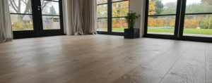 Donkere gerookte houten vloer