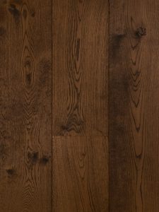 Warme geschaafde bruine houten vloer met prachtige nerfstructuur 