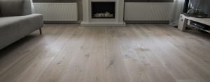 Kern gerookte krijt witte houten vloer