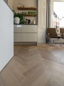 Tapis eiken vloer door gelegd in keuken