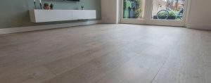 Wit geoliede verouderde vloer