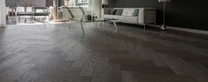 Donker gerookte tapis visgraat vloer