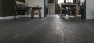 Grijze houten vloer in woonkamer