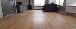 Houten vloer gerookt en verouderd