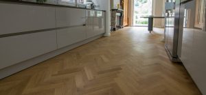 Semi tapis visgraat in keuken