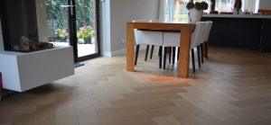 Visgraat duoplank in woonkamer