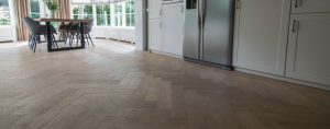 Visgraat eiken tapis in keuken