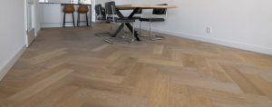 Visgraat vloer met kleurnuances
