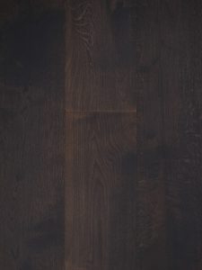 Donker gebeitste houten vloer