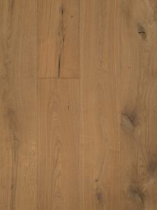 Deze houten vloer bevat open noesten en scheuren. 