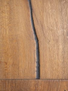 Houten vloer met scheuren