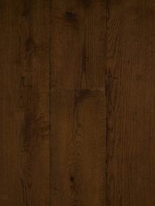 Verouderde bruine houten vloer geschikt voor vloerverwarming. 