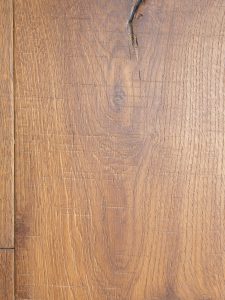 Houten vloer met scheuren