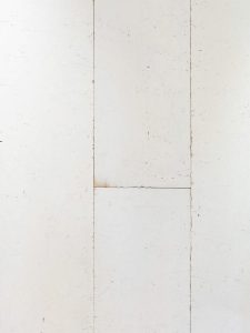 Wit geverfde houten vloer