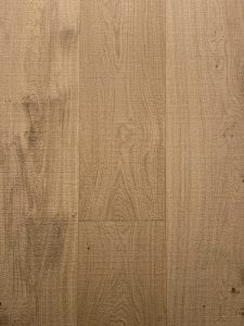 Blanke bezaagde houten vloer