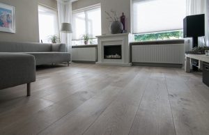Grijs geoliede houten vloer