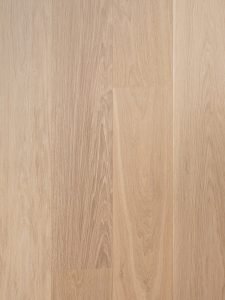 Rustige geborstelde houten vloer