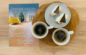 Showroom met witte vloeren