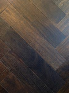 Deze visgraat vloer is gemaakt van notenhout en geschikt voor op vloerverwarming.