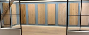 Witte houten vloeren showroom