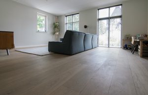 Wit tinten houten vloer