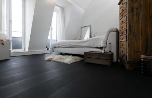 Zwarte houten vloeren