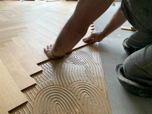 Leggen houten vloer op vloerverwarming