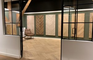 Showroom vol met visgraat vloeren