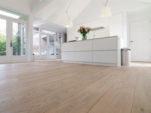 Geborstelde witte houten vloer