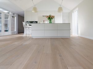 Geborstelde en gerookte eiken vloer