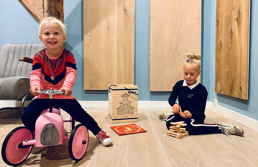 Kinderen in showroom Dutzfloors