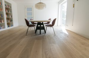 Naturel vloer in woonkamer