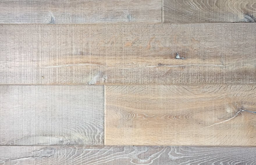 Oude bezaagde houten vloer