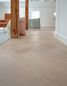 Witte duoplank visgraat vloer