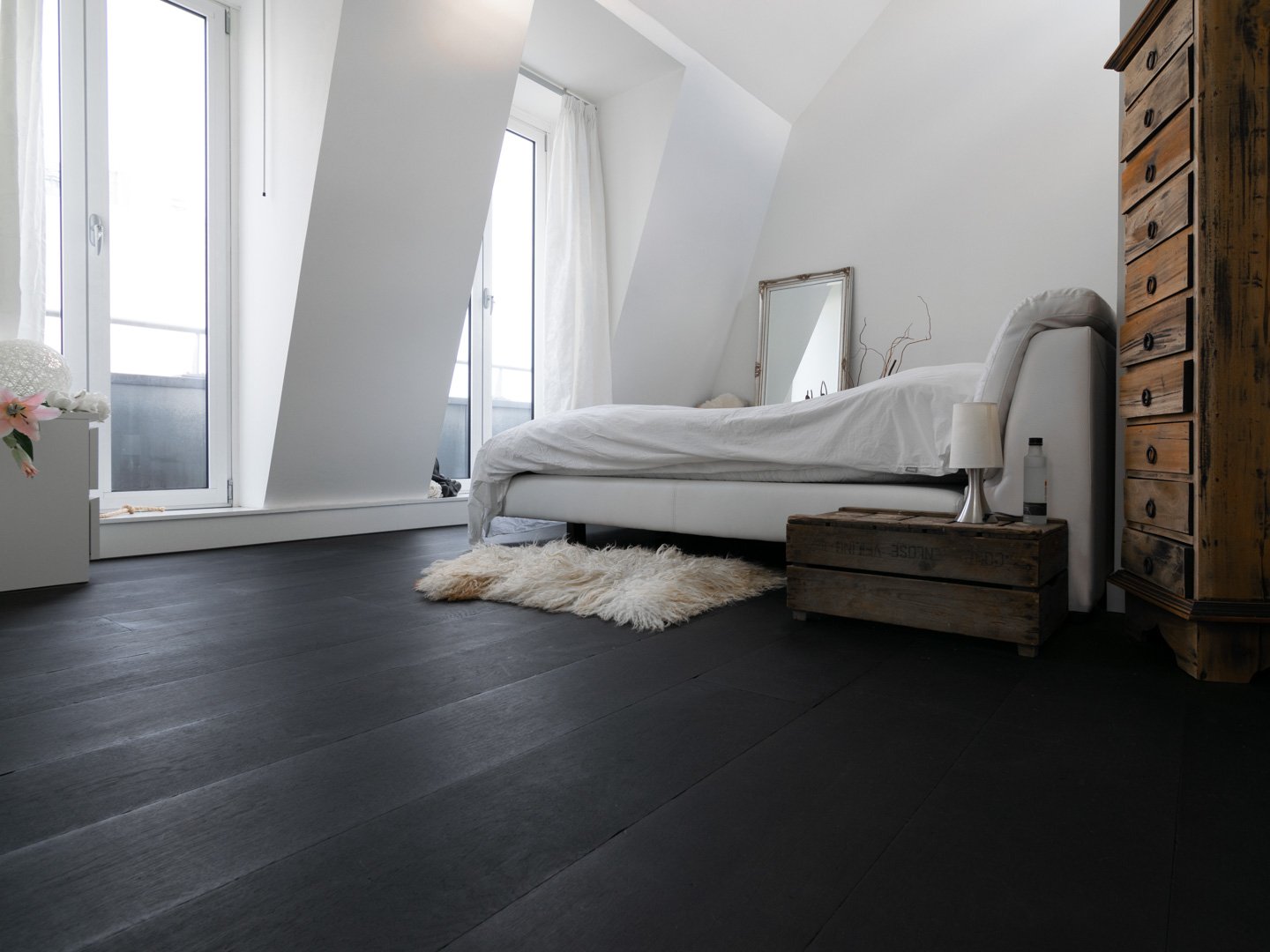 Zwarte eiken vloer in penthouse