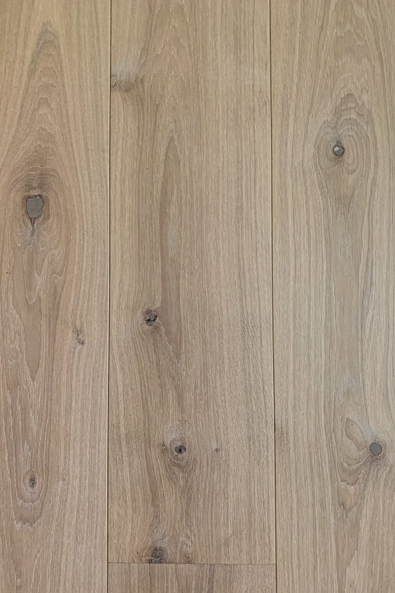 Blank geoliede ultraviolette houten vloer