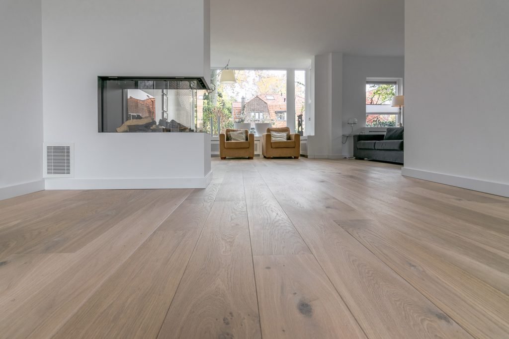 Licht geborstelde eiken vloer kopen? Nederlandse productie!