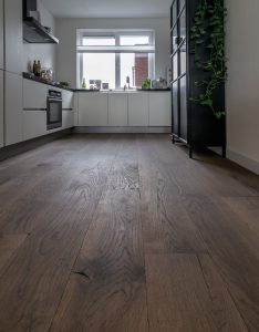 Houten vloer in keuken Sneek