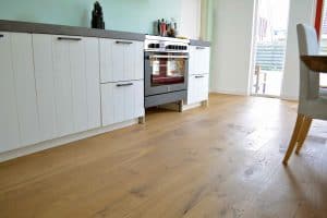 Houten vloer naturel in keuken