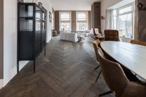 Oude eiken visgraat vloer