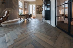 Oude eikenhouten visgraat vloer