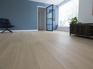 Rustige witte houten vloer