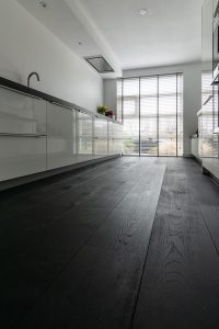 Zwarte vloer in keuken
