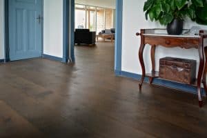 Bruine houten vloer in Friesland