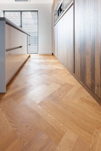 Visgraat vloer in Leeuwarden in keuken