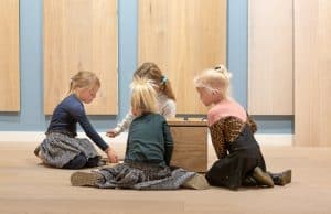 Kinderen spelen Dutzfloors