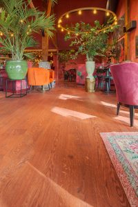 Houten plankenvloer in restaurant