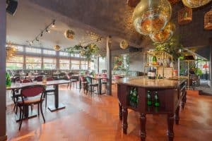 Houten visgraat vloer in restaurant