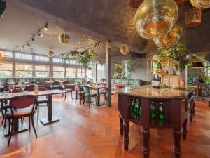 Houten visgraat vloer in restaurant