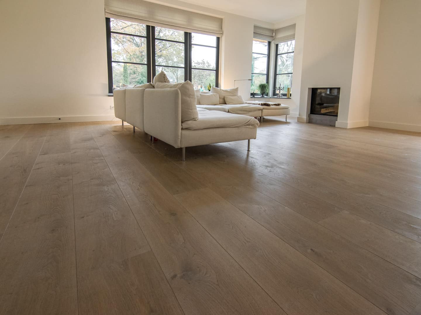 Kan je een houten vloer over een marmervloer leggen?